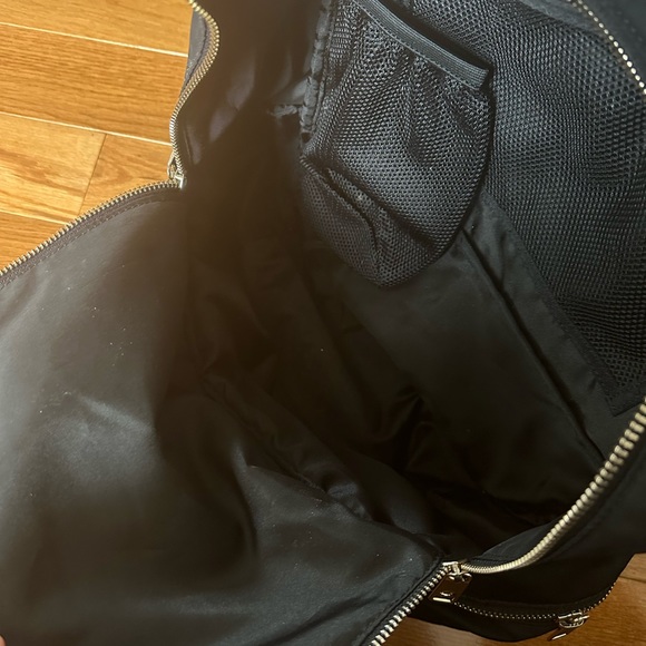 Sold* City Adventurer Backpack 20L - Picture 4 of 4